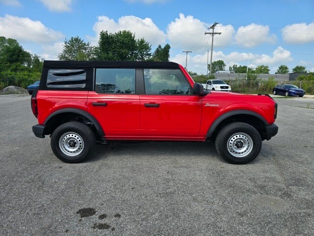 2022 Ford Bronco Base photo 2