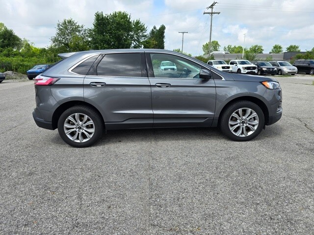 2024 Ford Edge Titanium photo 2