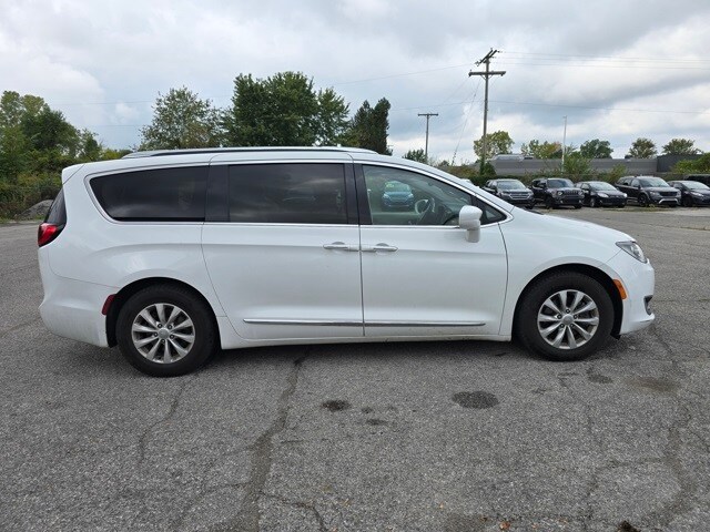 2018 Chrysler Pacifica Touring L photo 2