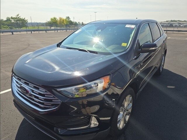 2022 Ford Edge Titanium photo 2