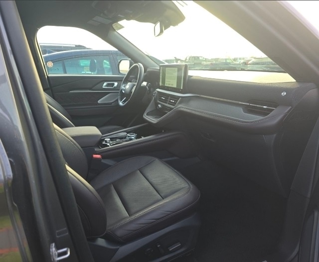 2025 Ford Explorer Platinum photo 3