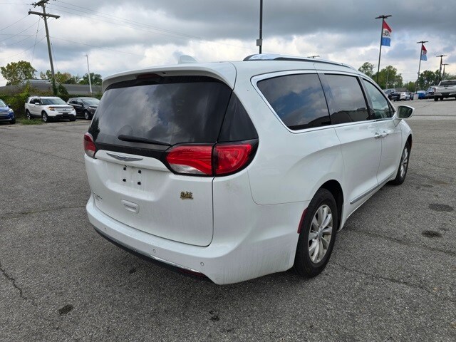 2018 Chrysler Pacifica Touring L photo 3