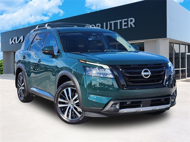 2025 Nissan Pathfinder Platinum's photo