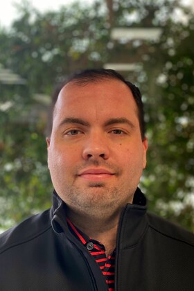 Staff member Danny Smith from ID_257f9ee0fd96
