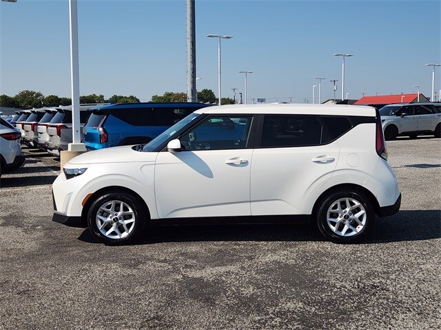2023 Kia Soul S photo 2