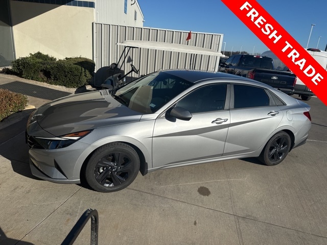 2022 Hyundai Elantra SEL's photo