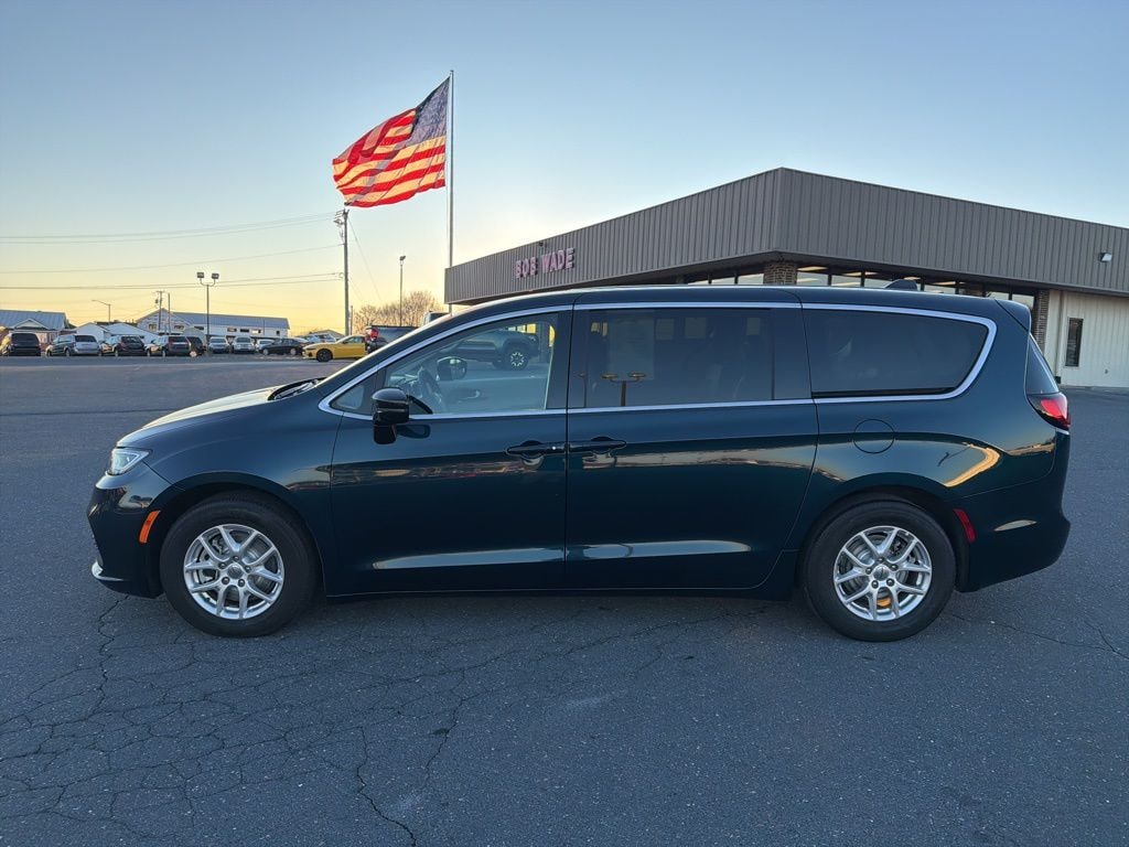 Used 2024 Chrysler Pacifica Touring L Minivan/Van