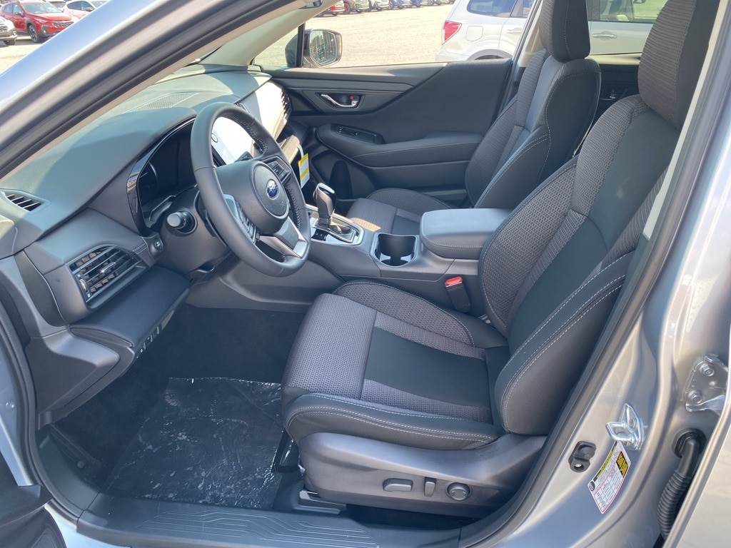 2025 Subaru Outback Premium's photo