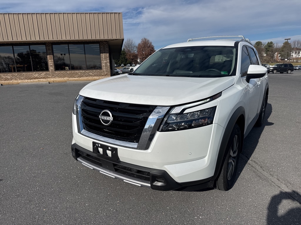 2025 Nissan Pathfinder SL's photo