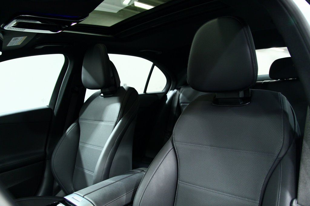 2025 Mercedes-Benz C-Class Sedan C 300 - Photo 19