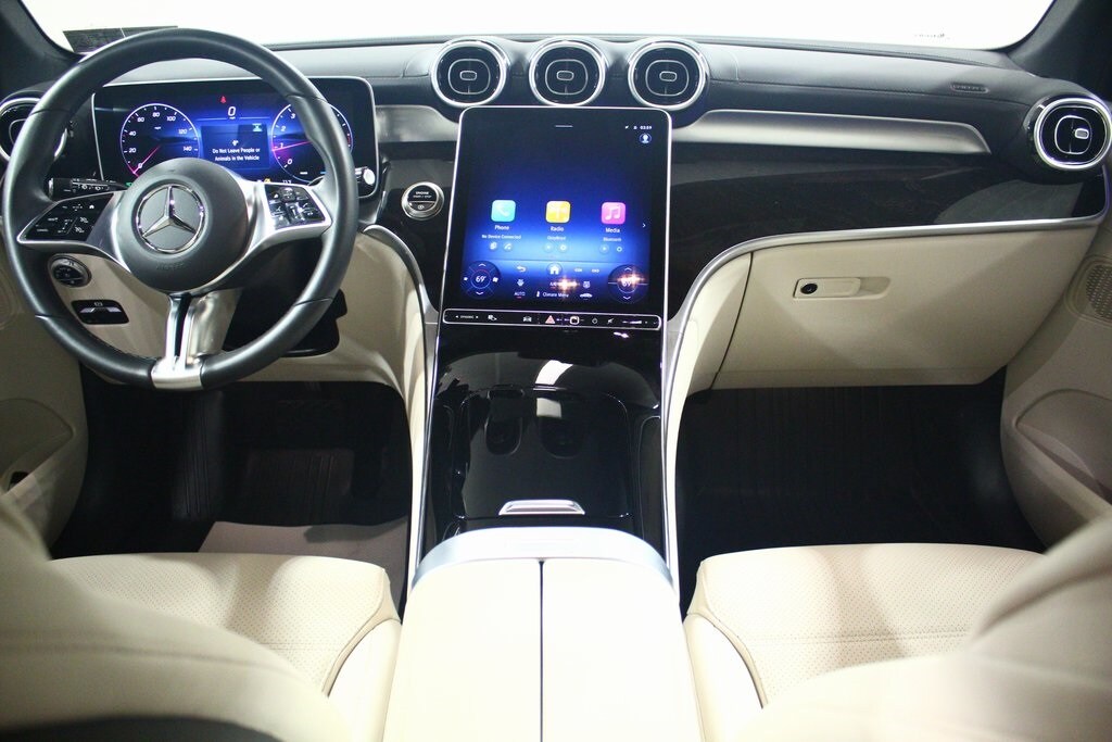 2025 Mercedes Benz GLC 300 photo 4