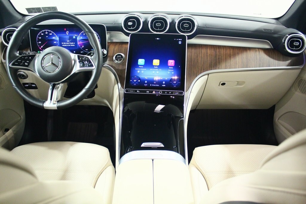 2025 Mercedes Benz GLC 300 photo 4