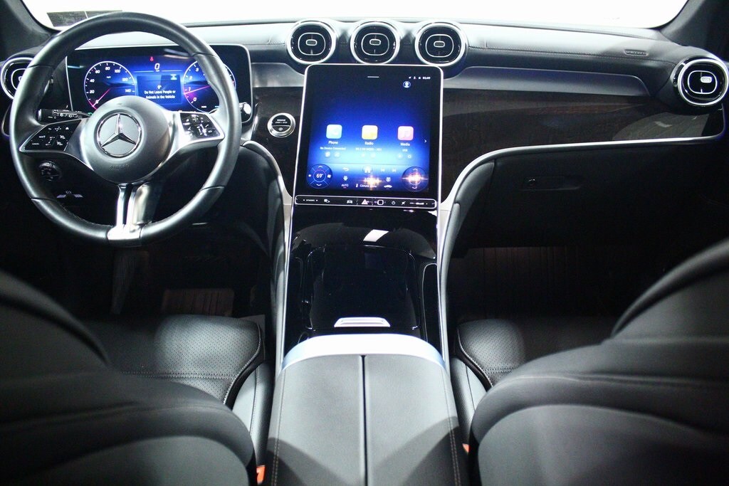 2025 Mercedes Benz GLC 300 photo 4