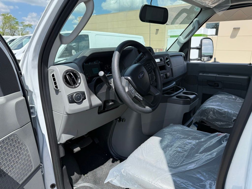 2025 Ford E-450 photo 4
