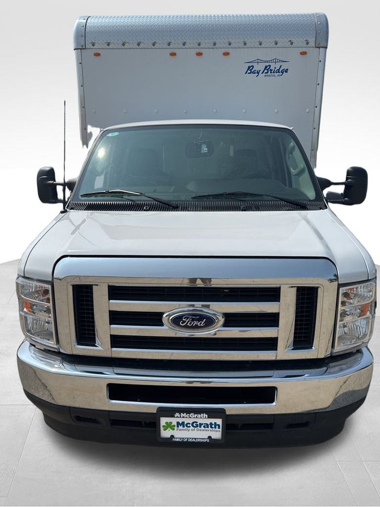 2025 Ford E-450 photo 2