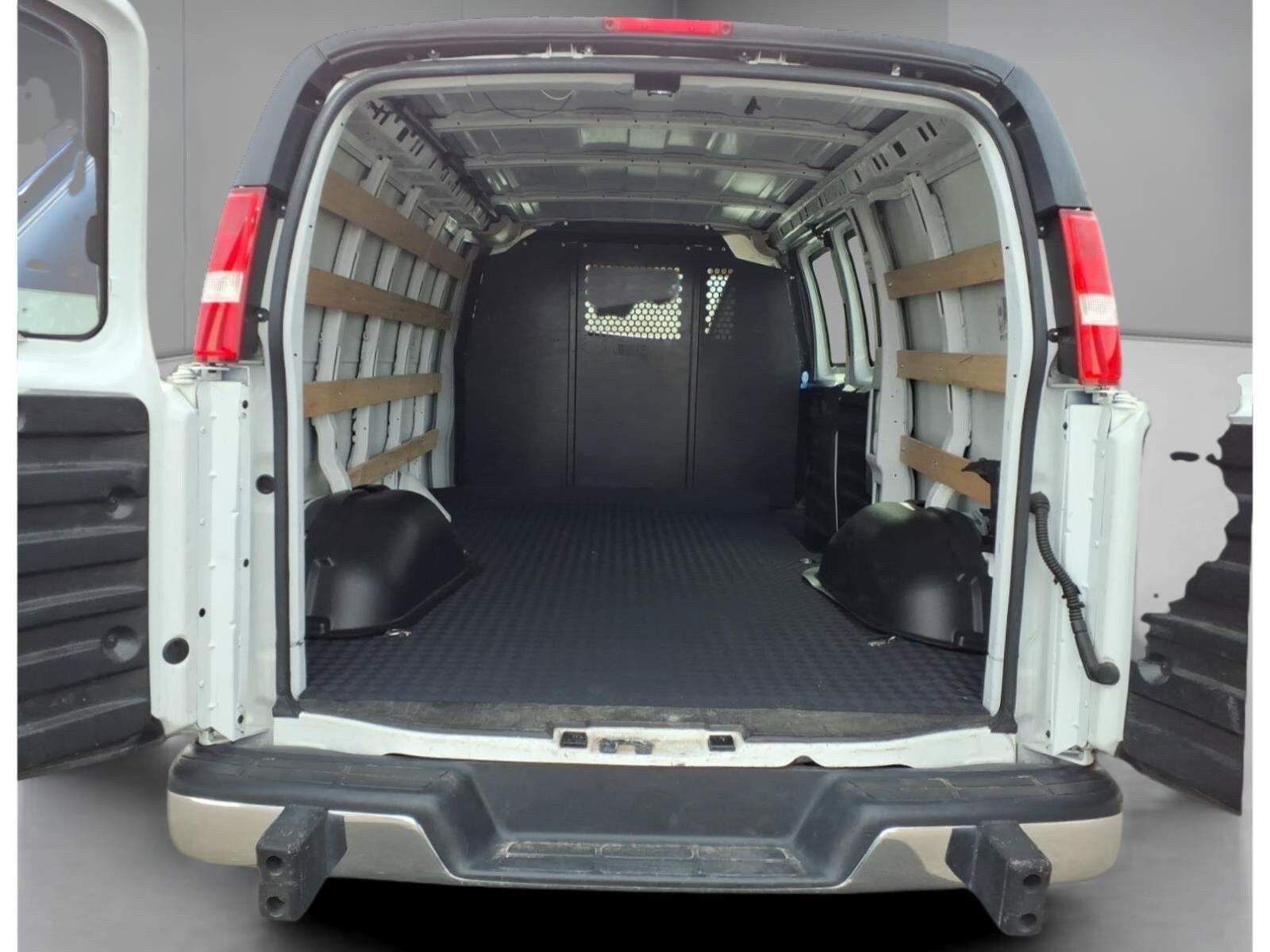 2024 GMC Savana Cargo Work Van - Photo 24