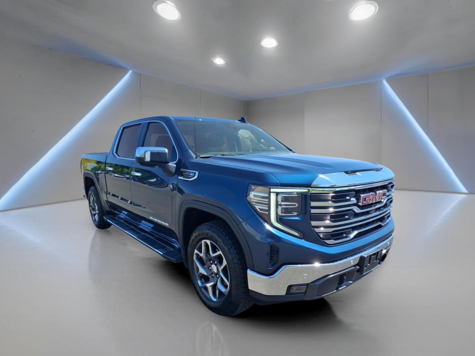 2022 GMC Sierra 4WD Crew Cab Short Box SLT's photo