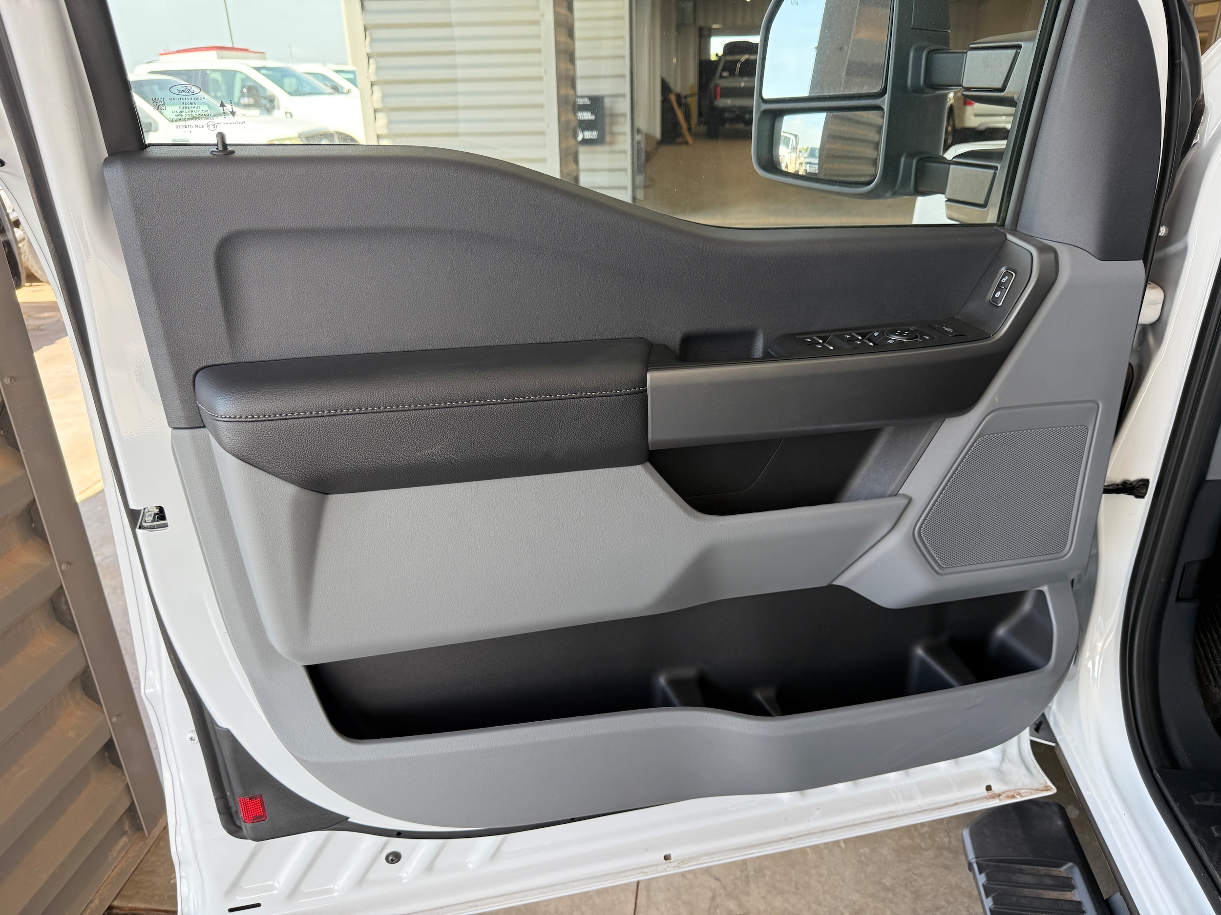2026 Ford F-350 Super Duty Chassis Cab XLT - Photo 8