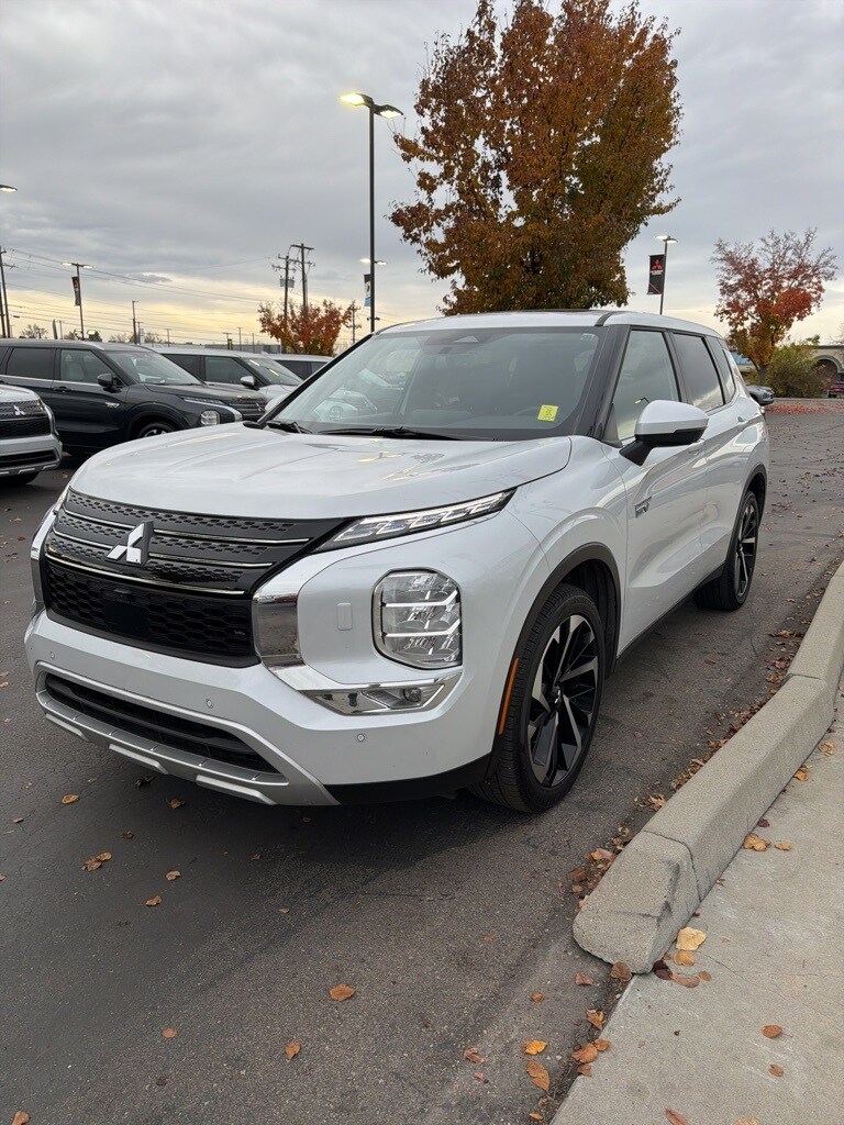 2025 Mitsubishi Outlander PHEV SE photo 3