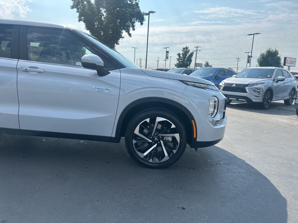 2025 Mitsubishi Outlander PHEV SE photo 3