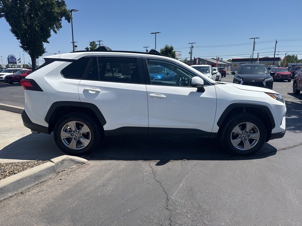 2023 Toyota RAV4 XLE photo 4