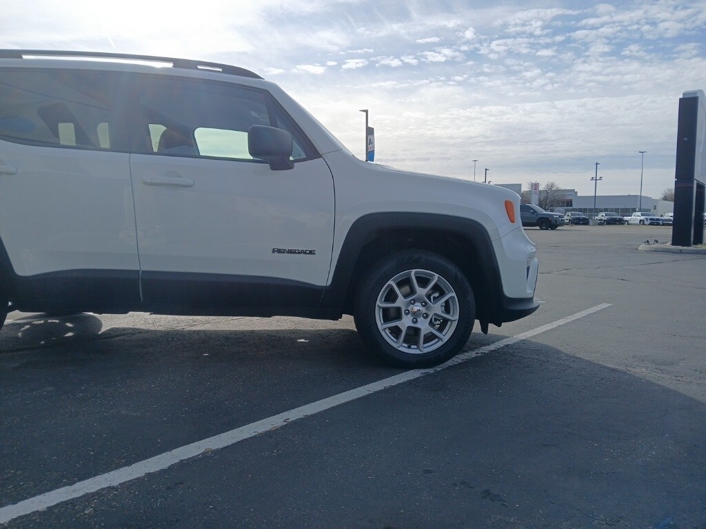 2023 Jeep Renegade Latitude photo 2