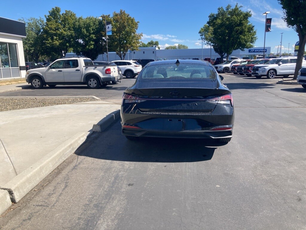 2022 Hyundai Elantra SEL Convenience photo 2