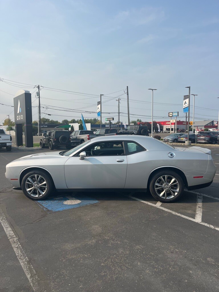 2021 Dodge Challenger SXT photo 4