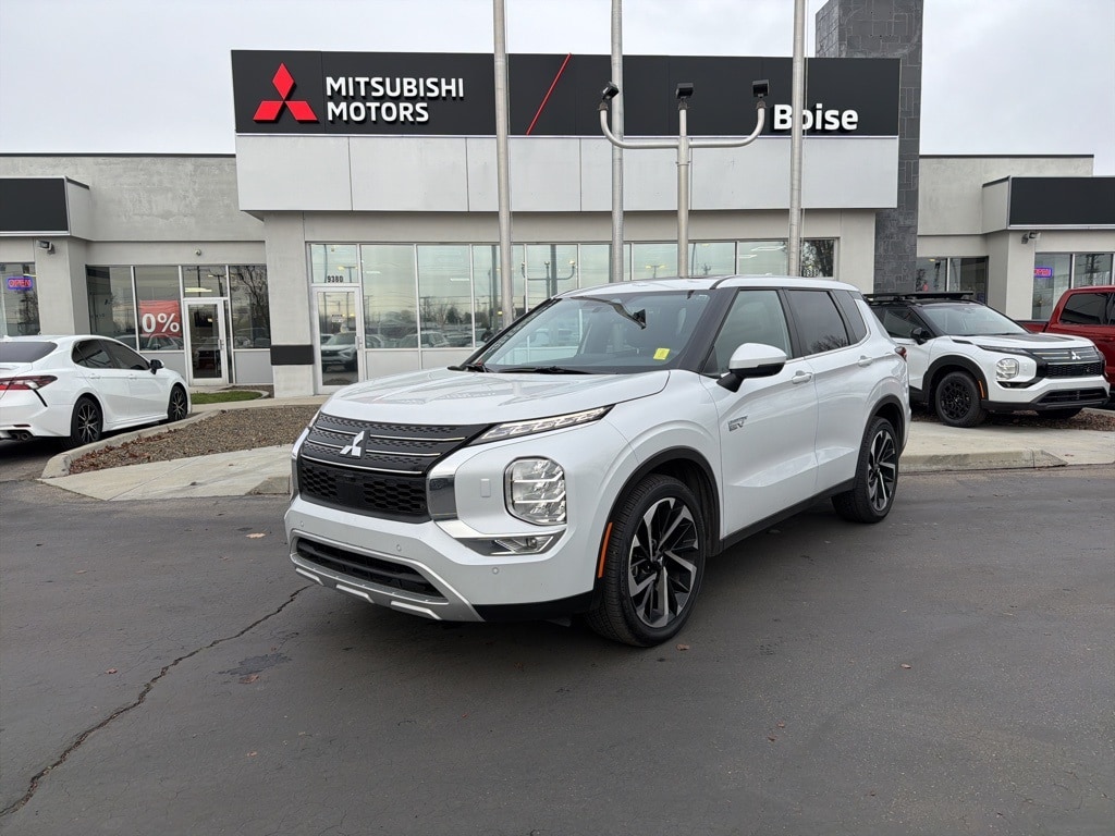 2025 Mitsubishi Outlander Plug-in Hybrid SE's photo