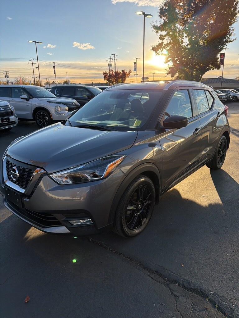 2020 Nissan Kicks SR photo 3