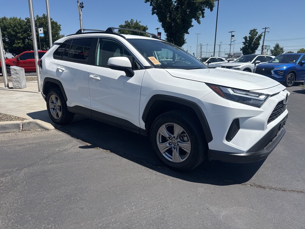 2023 Toyota RAV4 XLE photo 3