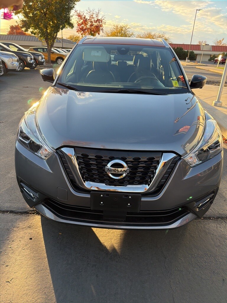 2020 Nissan Kicks SR photo 2