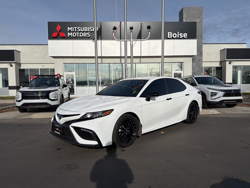 2022 Toyota Camry SE's photo