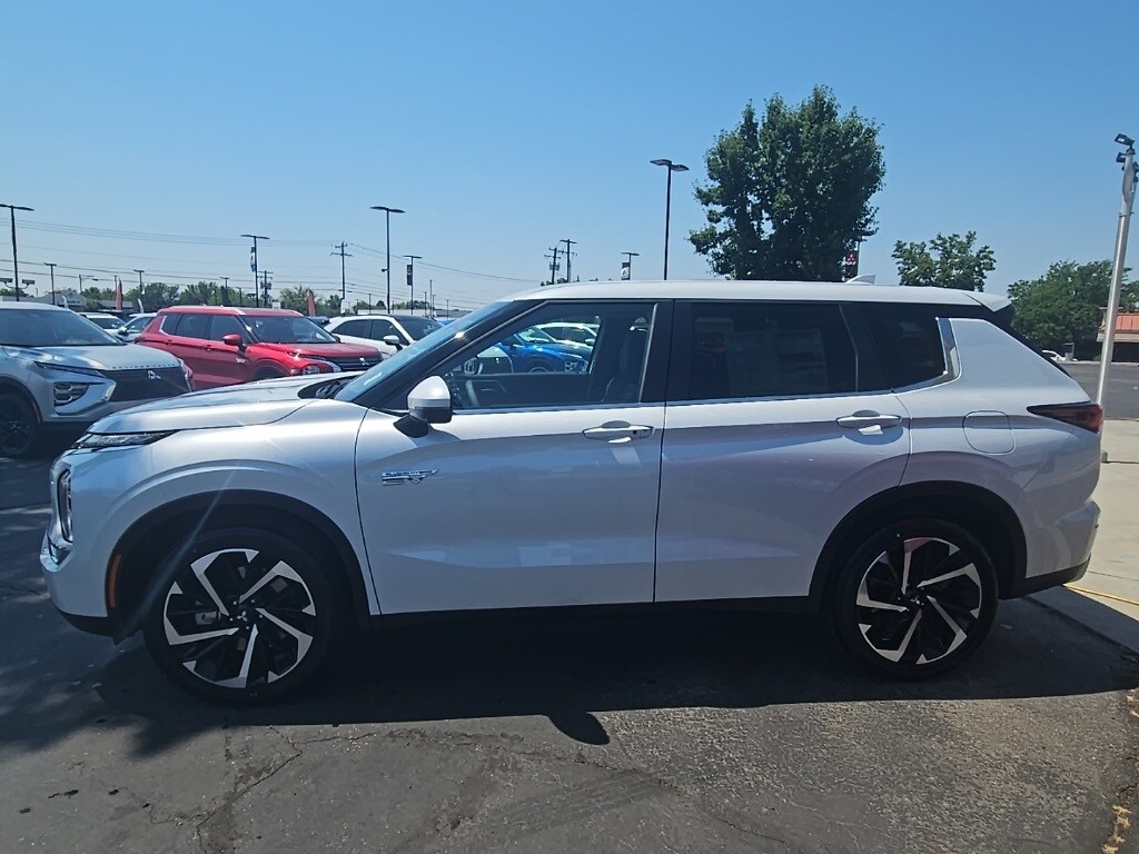 2025 Mitsubishi Outlander PHEV SE photo 2
