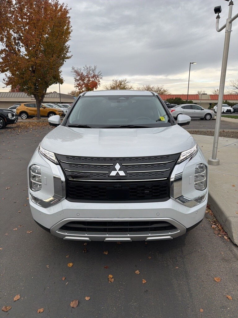 2025 Mitsubishi Outlander PHEV SE photo 2