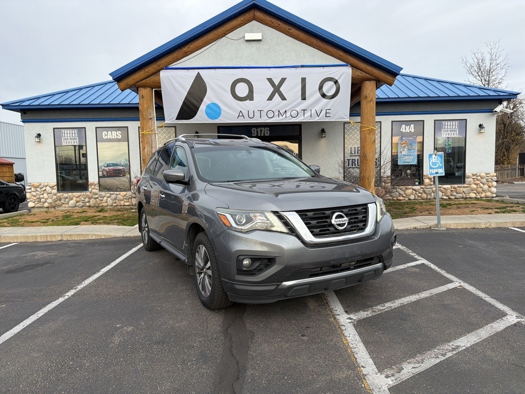 2017 Nissan Pathfinder SL's photo