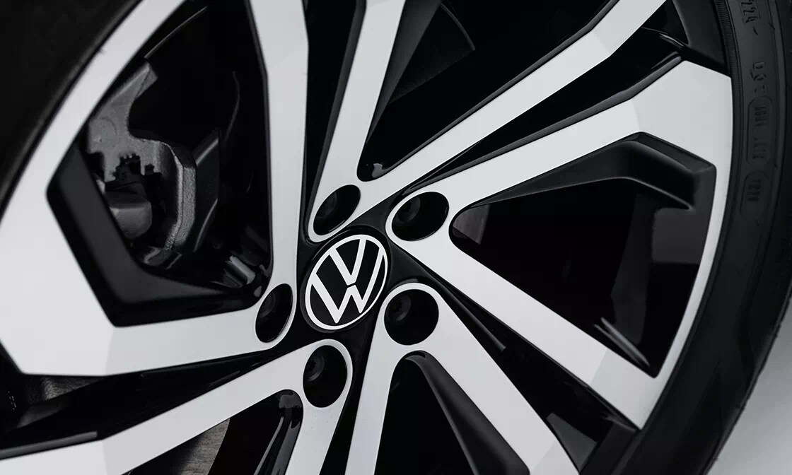 2021 Volkswagen Atlas with alloy wheels