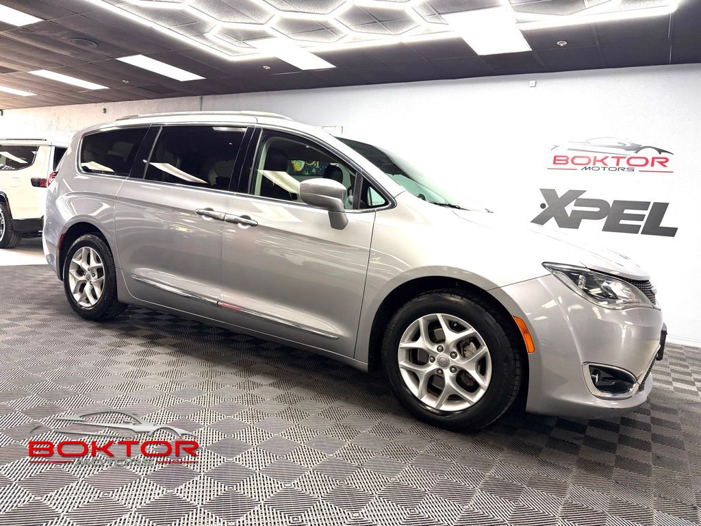 2017 Chrysler Pacifica Touring-L's photo