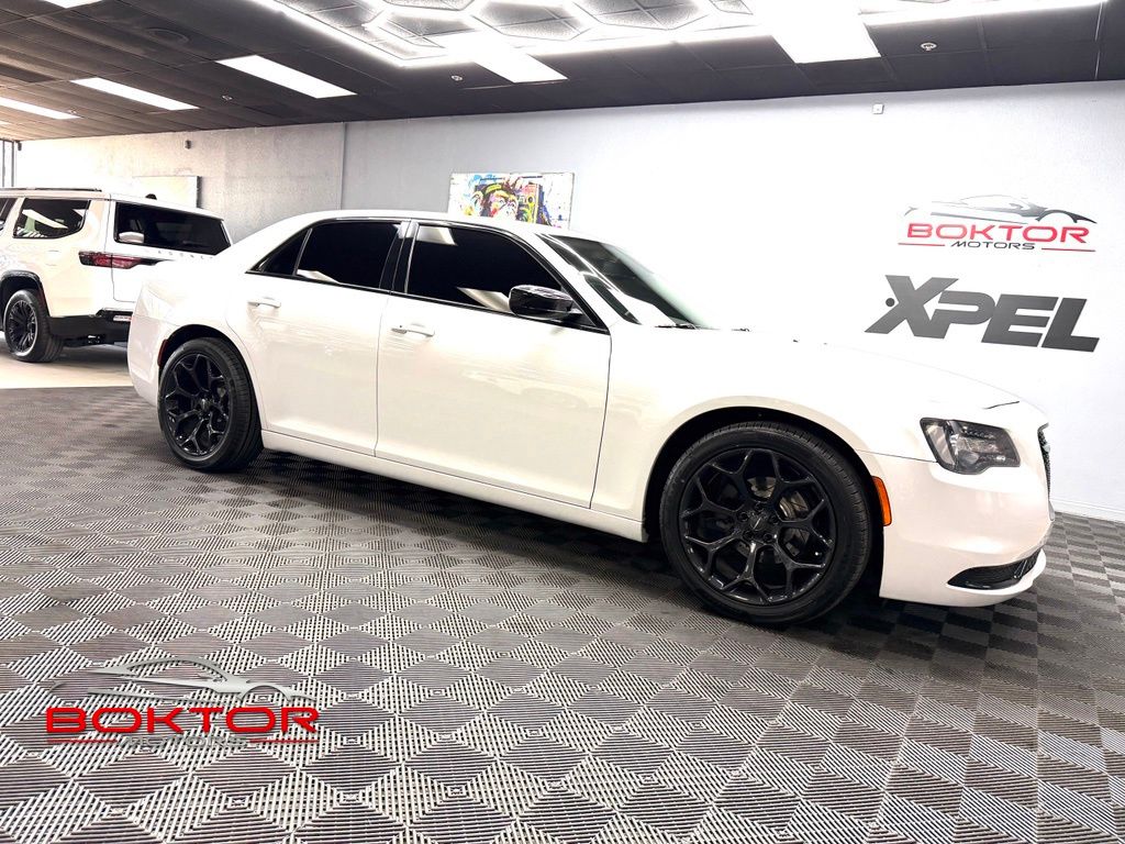 2019 Chrysler 300 Touring's photo