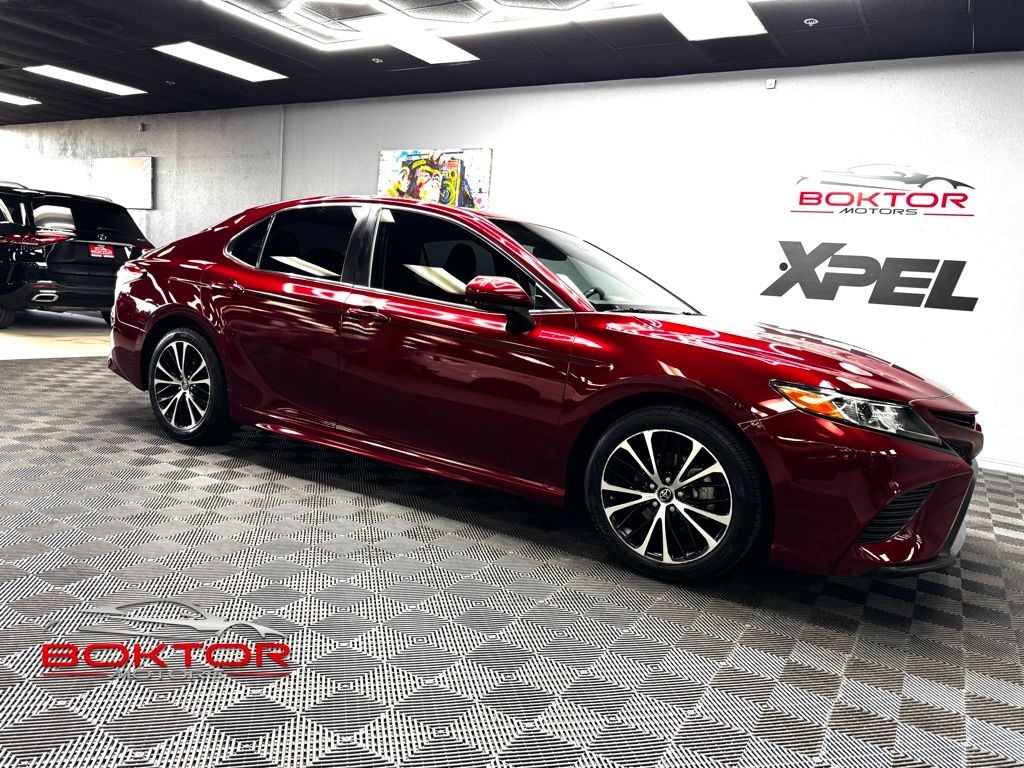 Used 2018 Toyota Camry SE Sedan