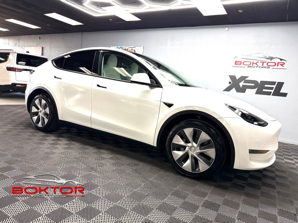 2022 Tesla Model Y's photo