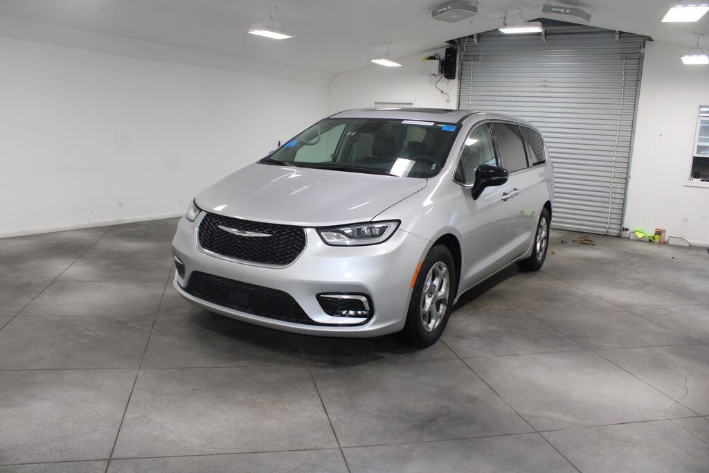 Used 2024 Chrysler Pacifica Limited Minivan/Van
