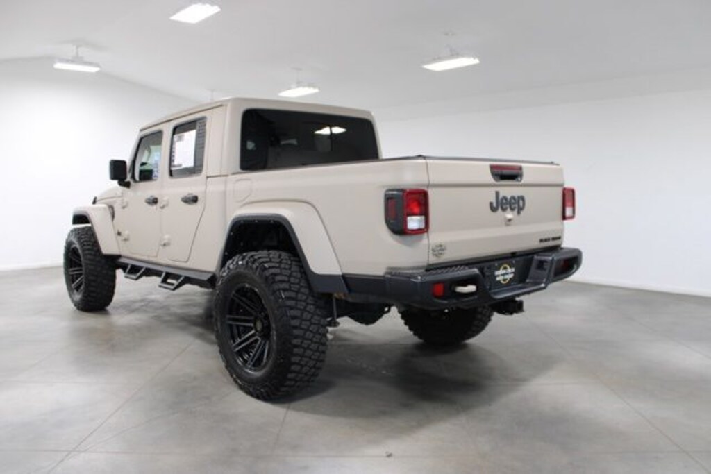 Used 2022 Jeep Gladiator Overland Truck