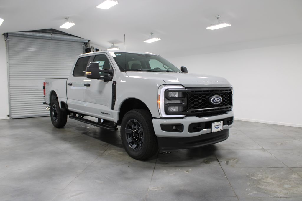 2025 Ford F-250 photo 2