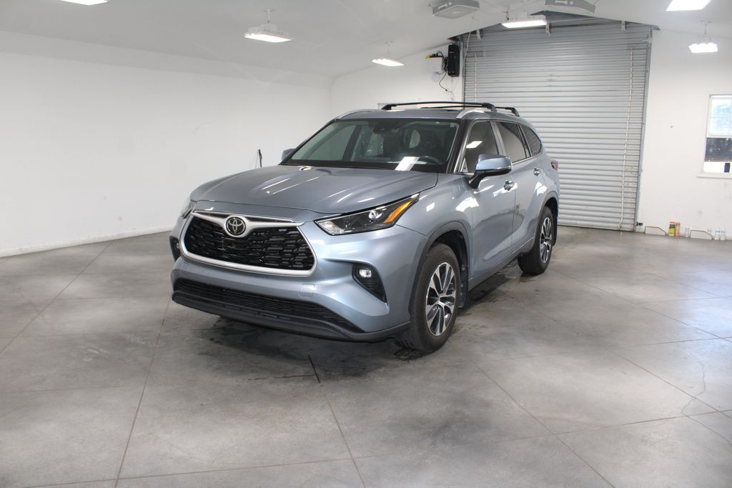 2024 Toyota Highlander XLE photo 3