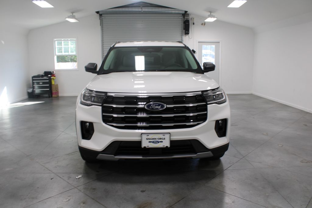 2025 Ford Explorer photo 2