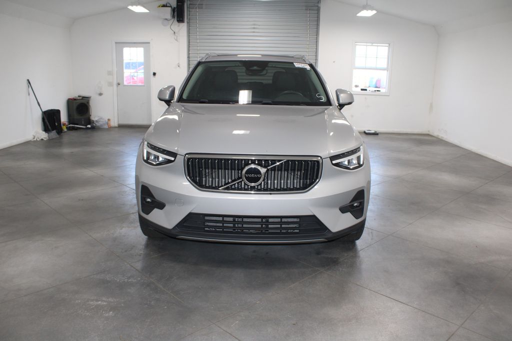 2023 Volvo XC40 Plus photo 2