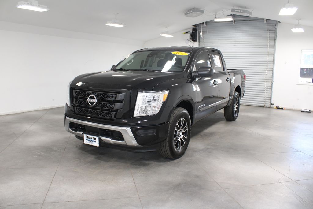 2024 Nissan Titan SV photo 3