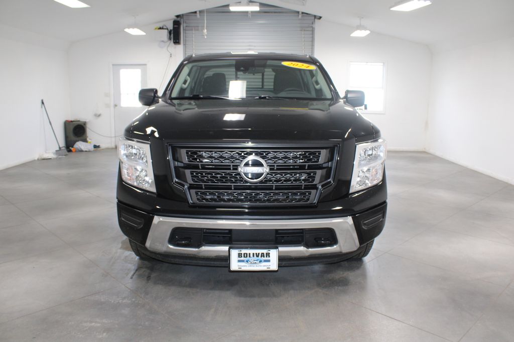 2024 Nissan Titan SV photo 2