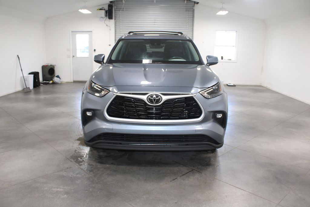 2024 Toyota Highlander XLE photo 2